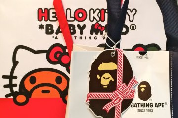 <p>Belanjaan anda di&nbsp; toko A Bathing Ape akan dibungkus seperti ini!</p>