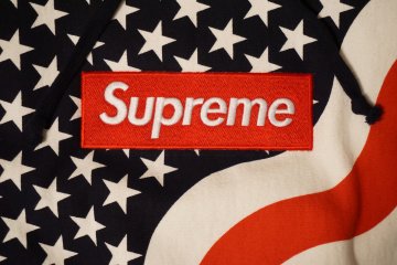 <p>Supreme box logo hoodie</p>