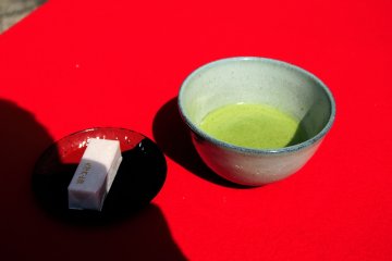 <p>My snack of the day! A cup of green tea and sweet cake served at a teahouse in the villa. I felt spring with all five senses!</p>