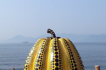 <p>Yayaoi Kusama's&nbsp;"Pumpkin" at the docks of Tsutsujiso Lodge</p>
