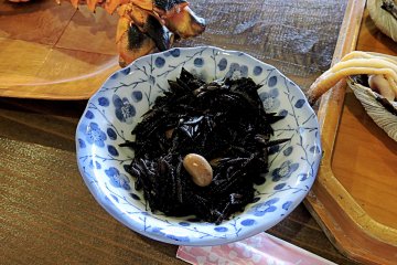 <p>Hijiki seaweed in a plum blossom bowl</p>