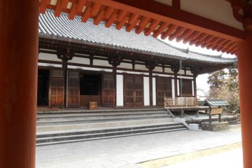 <p>Le Toindo, le hall de la m&eacute;ditation, abrite une statue en bronze de Sho-kannon</p>