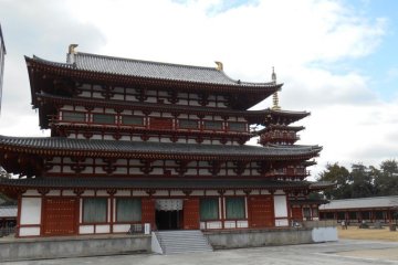 <p>Le b&acirc;timent principal kondo et la pagode de l'ouest</p>