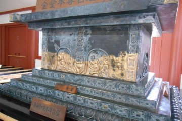 <p>Le pi&eacute;destal du Bouddha avec ces r&eacute;ferences &agrave; la route de la Soie</p>