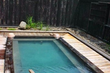 L'eau ici est sulfureuse et laissera votre peau soyeuse et lisse. Les minéraux dans l'eau sont réputés pour apaiser les maux dûs à l'hypertension ou à l'arthrite. Ceci est le bain en plein air pour les femmes seulement