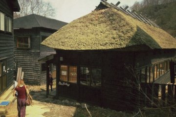 Ce bâtiment de chaume traditionnel abrite une fascinante exposition de photographies datant du début du siècle dernier. En les regardant, vous aurez une idée de l'évolution des lieux. Kuroyu offre une expérience vraiment hors du temps