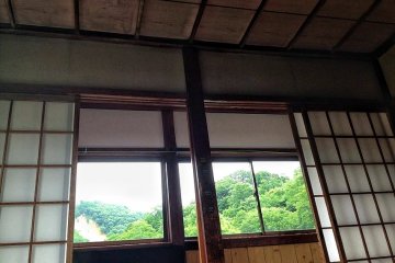 Réveillez-vous avec une vue sur les arbres alentour et profitez d'un bain matinal