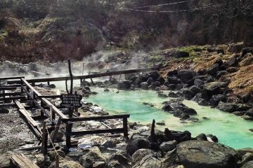 Cette piscine sulfureuse bouillonne dans le parc de Kuroyu, mais n'y touchez pas ! L'eau est brûlante. L'eau est acheminée depuis la source vers les différents bassins, et est refroidie à une température supportable en cours de chemin