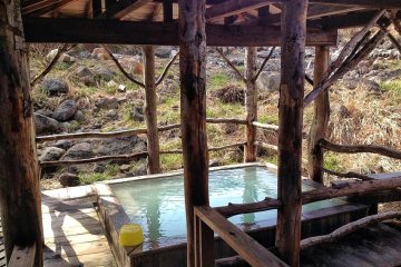 Il y a des bains mixtes ici, ainsi que des bains séparés pour les hommes et les femmes, alors ne soyez pas timide ! Ceci est le bain en plein air mixte, qui est éclairé doucement la nuit. C'est un endroit idéal pour se détendre, entouré par la nature