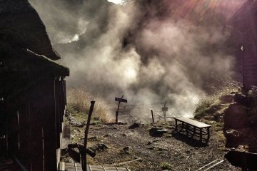 La vapeur s'élève tôt dans la lumière du petit matin. Un des nombreux charmes de Kuroyu est tout simplement l'atmosphère changeante, en fonction de la lumière et du moment de la journée