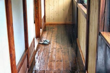 L'hébergement est simple et traditionnel. Les chambres sont séparées par rien de plus que des écrans de papier coulissants - rappelez-vous de laisser vos pantoufles en dehors avant de marcher sur les tatamis