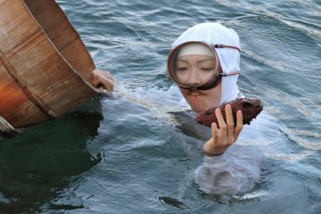 <p>This Ama diver came up holding a shell</p>