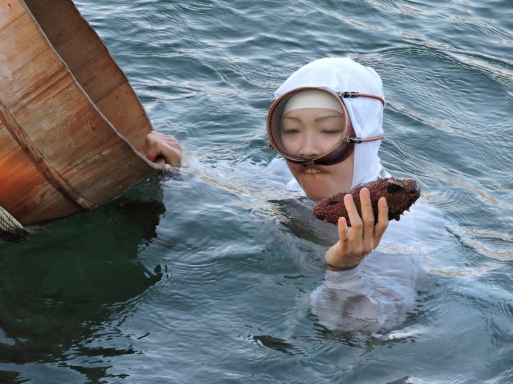 <p>This Ama diver came up holding a shell</p>