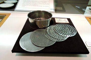 <p>Discs for sorting pearl sizes &nbsp;</p>