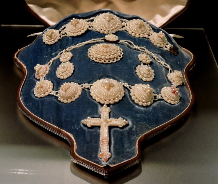 <p>A set of Victorian pearl jewelry</p>