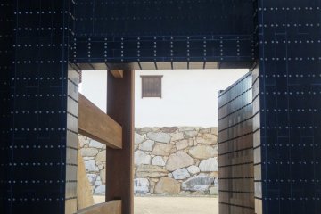 <p>La porte ext&eacute;rieure fait au moins 1,5 m&egrave;tres d'&eacute;paisseur !&nbsp;</p>