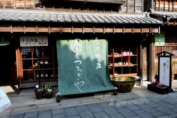<p>Store selling ornaments</p>