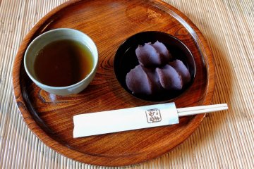 <p>Tea and delicious Japanese akafuku sweets from the old-fashioned kitchen</p>