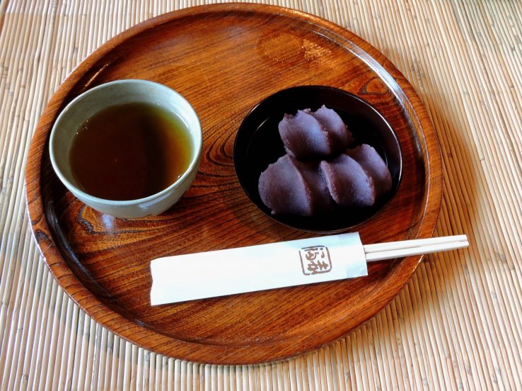 <p>Tea and delicious Japanese akafuku sweets from the old-fashioned kitchen</p>