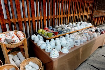 <p>Beautiful rice bowls and cups</p>