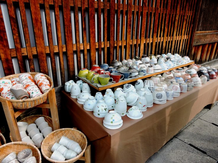 <p>Beautiful rice bowls and cups</p>