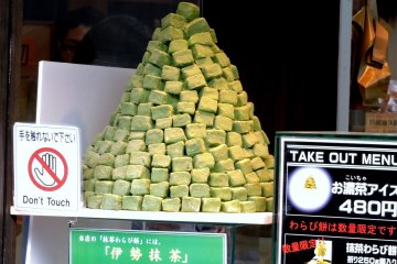 <p>A mountain of matcha mochi! No wonder they need a sign that says "don't touch". &nbsp;</p>