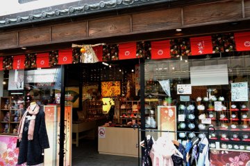 <p>Stylish store selling scarves, handkerchiefs, furoshiki and other cloth products</p>