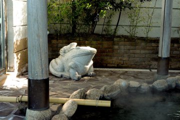 Frog statue in the bath area at&nbsp;Ijika Daiichi Hotel Kagura