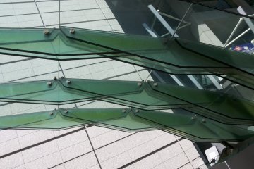 <p>perhatikan detail strukturnya lembaran kaca ini saling mengapit</p>