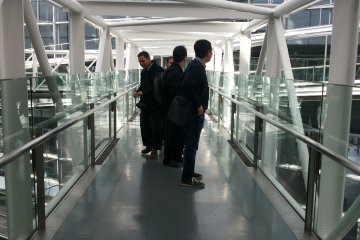 <p>berjalan diatasnya seperti berjalan diatas angin</p>