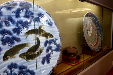 <p>Des assiettes en porcelaines japonaises en exposition</p>