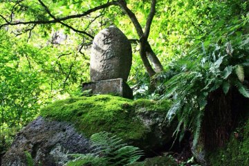 Dans le célèbre temple Yamadera, alors que vous grimpez les marches dans les broussailles ombragées, vous croiserez de petites statues recouvertes de mousses