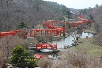 <p>Gambar ini diambil dari atas lereng memandang ke bagian bawa kuil Takayama Inari</p>