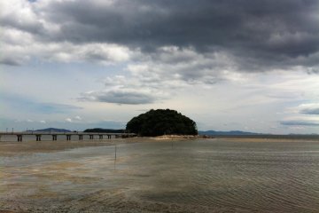 <p>Takeshima off the coast of Aichi. Go clamming in the shallow water.</p>