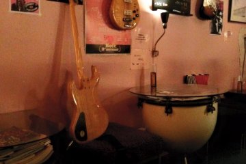 <p>Play an instrument? Susumu plays guitar, he's happy to jam.</p>
