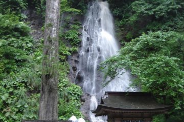 Suga-no-taki, sebuah air terjun kecil dimana para peziarah menyucikan diri.