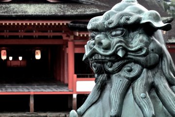 <p>One of Itsukushima&nbsp;Shrine's guardians</p>