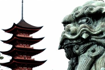 <p>One of the shrine's guardians, with the five story pagoda in the background</p>