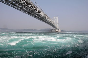 <p>Jembatan Ohnaruto&nbsp;dan pusaran air&nbsp;Naruto</p>
