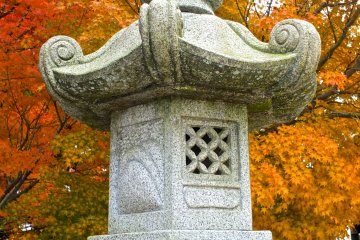 <p>Stone lantern in autumn</p>