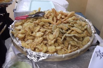 <p>The mountain of dinner tempura</p>