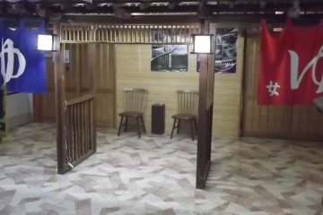 <p>The entrance to the communal baths: blue for the gents, red for the ladies</p>
