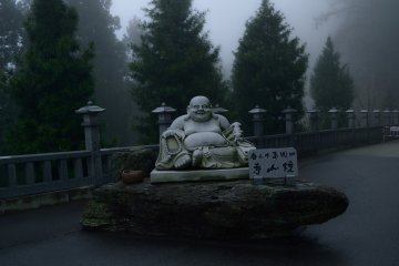 <p>Cette statue d'Hotei, un des sept dieux du bonheur, vous accueille pr&egrave;s de l'entr&eacute;e</p>