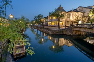 <p>Le ciel bleu &agrave; l'heure bleue cr&eacute;&eacute; de magnifiques reflets dans le canal du quartier historique Kurashiki Bikan</p>