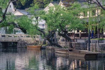 <p>Pendant la journ&eacute;e ces bateaux transportent les visiteurs autour du canal, mais quand vient le soir ils se reposent sur les eaux calmes</p>