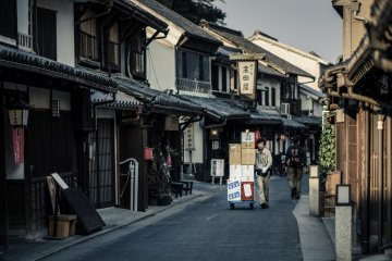 <p>Les rues comme celle-ci sont nombreuses autour du quartier historique, elles donnent un aper&ccedil;u aux visiteurs du Japon d'il y a quelques si&egrave;cles. Mais vous croiserez &eacute;galement des livreurs modernes comme ici</p>