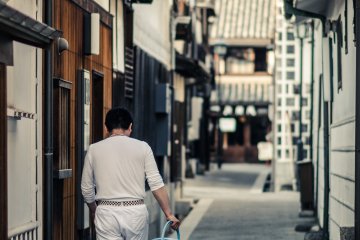 <p>Beaucoup de boutiques sont ferm&eacute;es &agrave; cette heure tardive, mais il y a de grandes chances que vous aperceviez les commer&ccedil;ants en train nettoyer avant la fermeture</p>