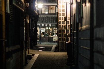 <p>Si vous regardez autour, vous trouverez des endroits toujours ouverts pour d&icirc;ner ou converser. Un bon moyen de terminer la soir&eacute;e !</p>