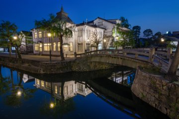 <p>L'atmosph&egrave;re s'assombrit, tout comme les couleurs de l'heure bleue. Ce pont de pierre est id&eacute;al pour appr&eacute;cier les combinaisons de lumi&egrave;res et de couleurs</p>