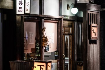 <p>Si de nombreuses boutiques ferment &agrave; la nuit tomb&eacute;e, d'autres sont ouvertes jusque tard dans la soir&eacute;e</p>